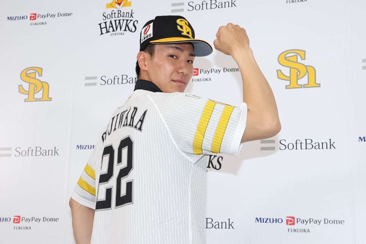 支配下登録会見を行った藤原大翔【写真：栗木一考】