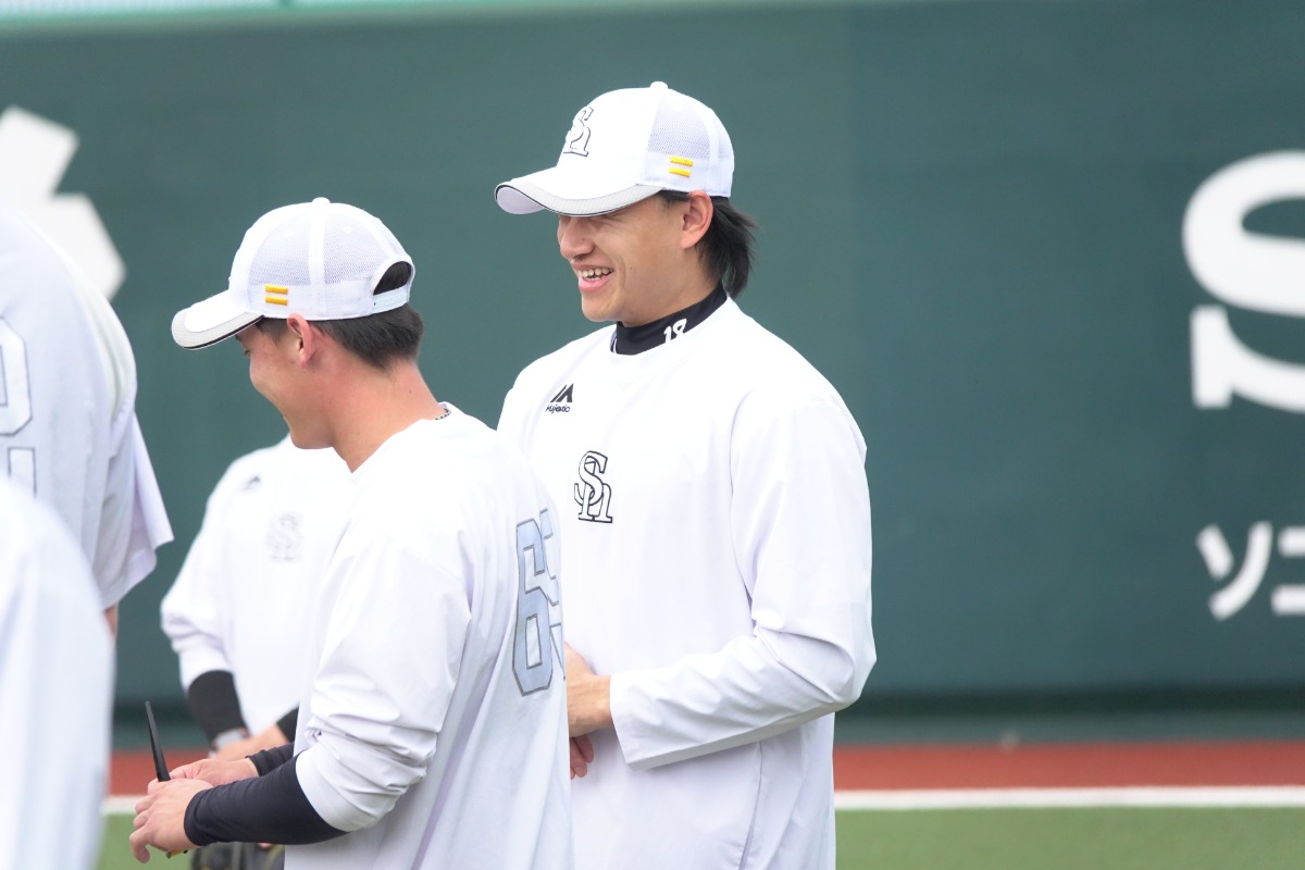 藤田悠太郎と言葉を交わし笑顔になる徐若熙【写真：竹村岳】