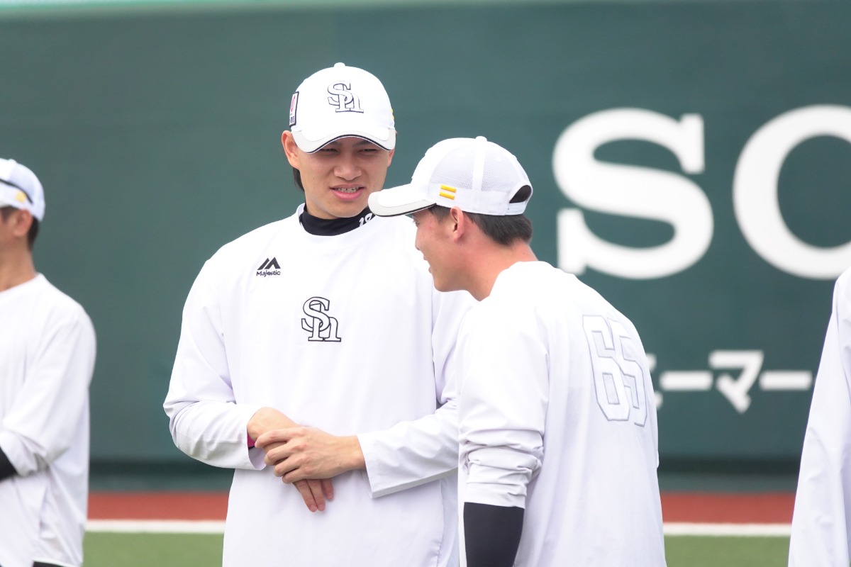 久々の再会となった徐若熙と藤田悠太郎【写真：
