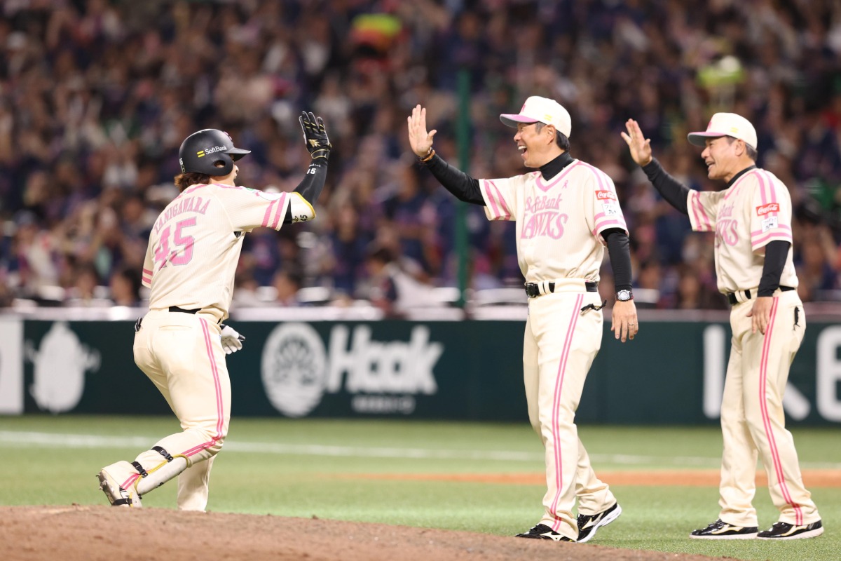 小久保裕紀監督とサヨナラ打を放った谷川原健太【写真：栗木一考】