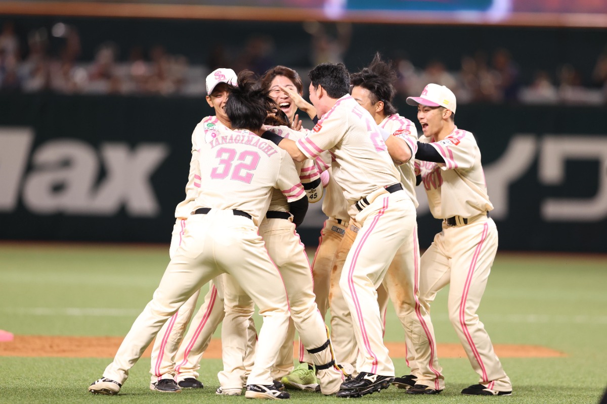 サヨナラ打を放った谷川原健太と喜ぶナイン【写真：栗木一考】