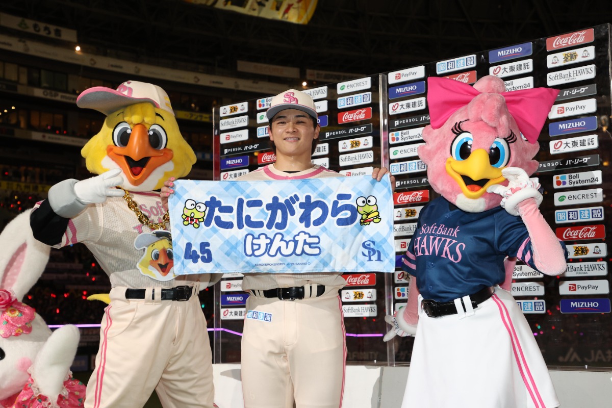 ヒーローインタビューで笑顔を見せる谷川原健太【写真：栗木一考】