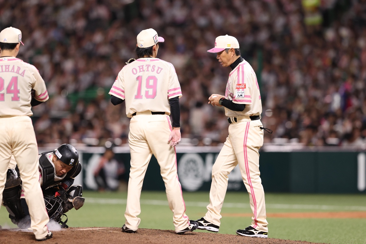 大津亮介に投手交代を告げる小久保裕紀監督【写真：栗木一考】