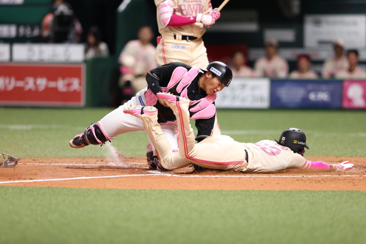 ホームスチールを成功させた周東佑京【写真：栗木一考】