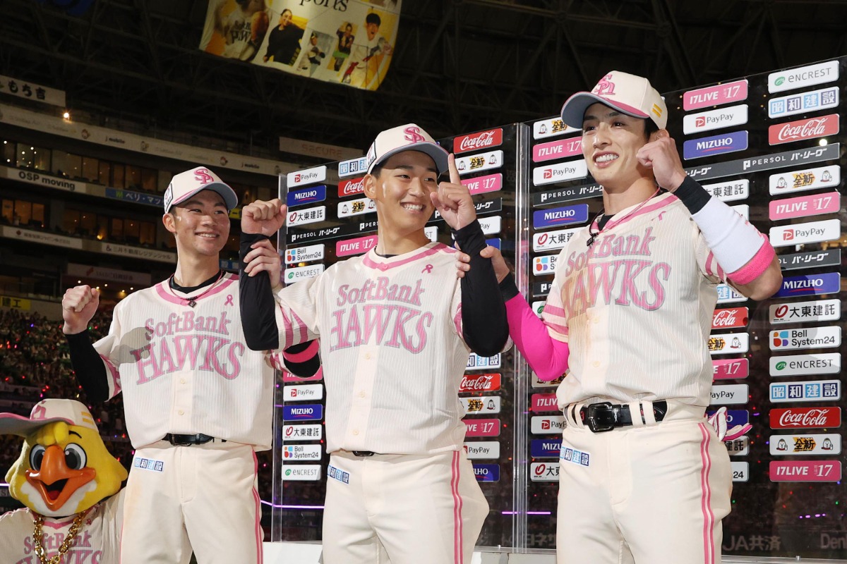  お立ち台に上がった（左から）庄子雄大、前田悠伍、周東佑京【写真：栗木一考】