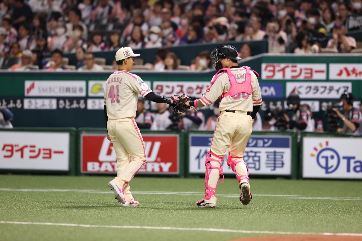 ハイタッチを交わす前田悠伍と渡邉陸【写真：栗木一考】