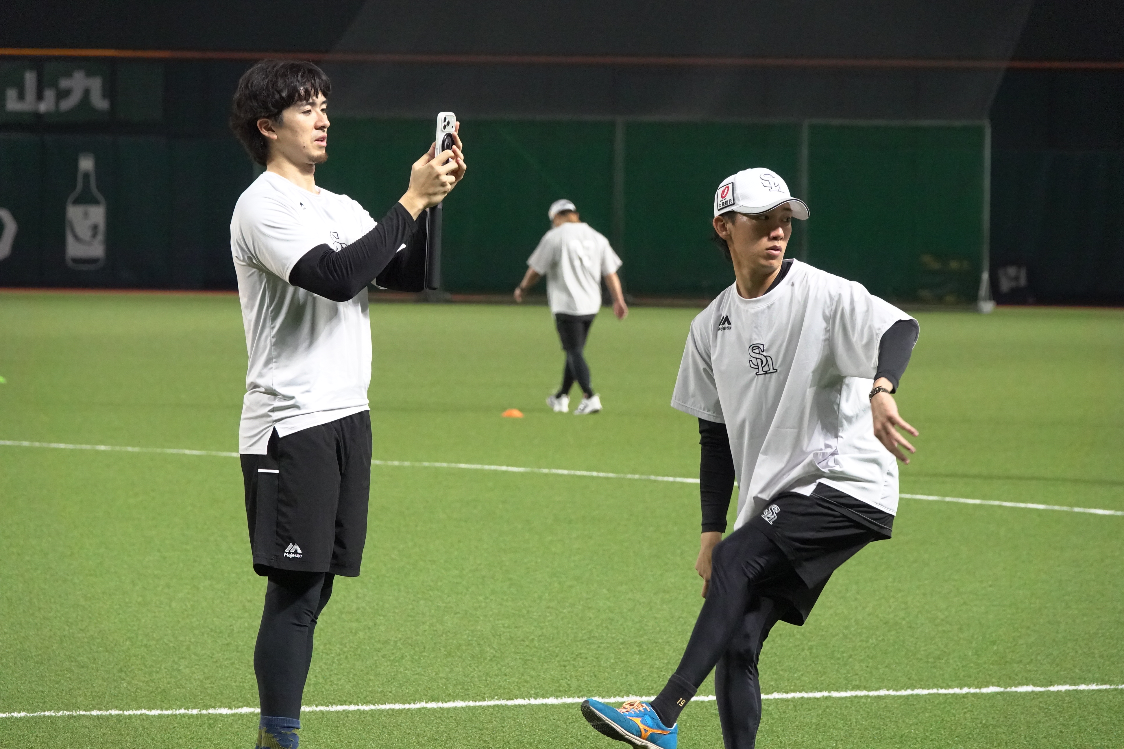 大津亮介投手（右）と上沢直之投手【写真：栗木一考】