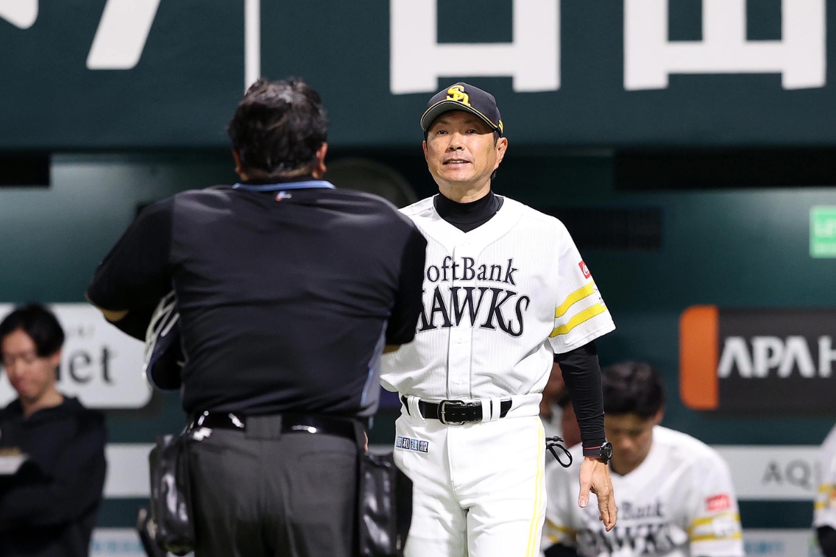 選手交代を告げる小久保裕紀監督【写真：栗木一考】