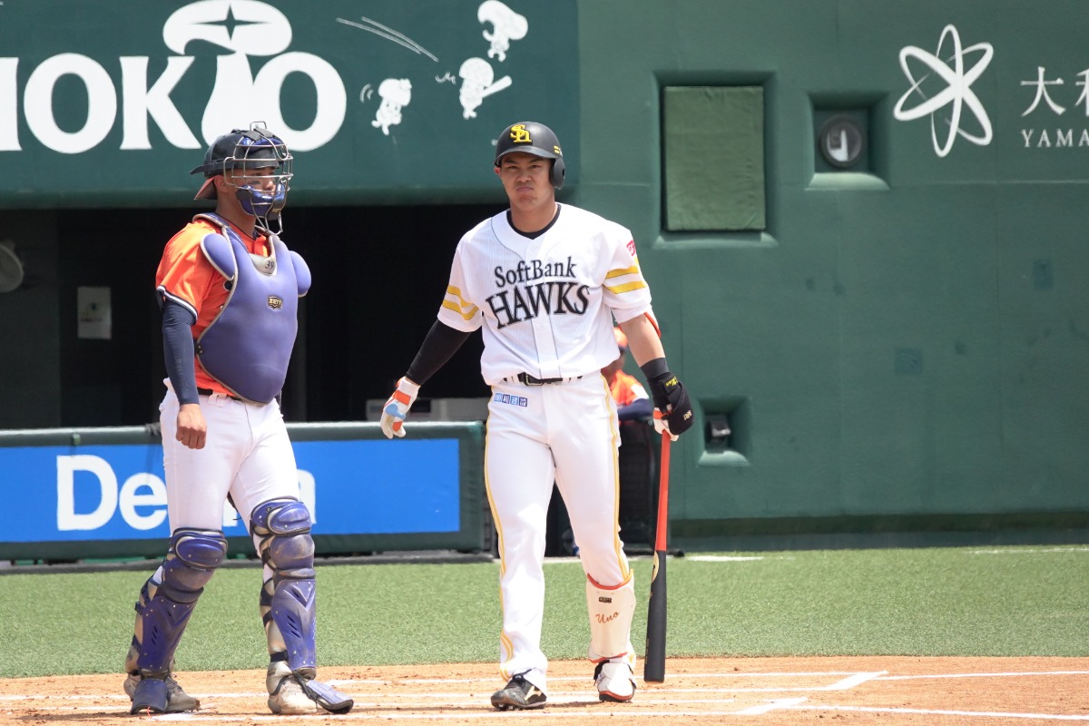 第1打席で空振り三振に倒れる宇野真仁朗【写真：竹村岳】