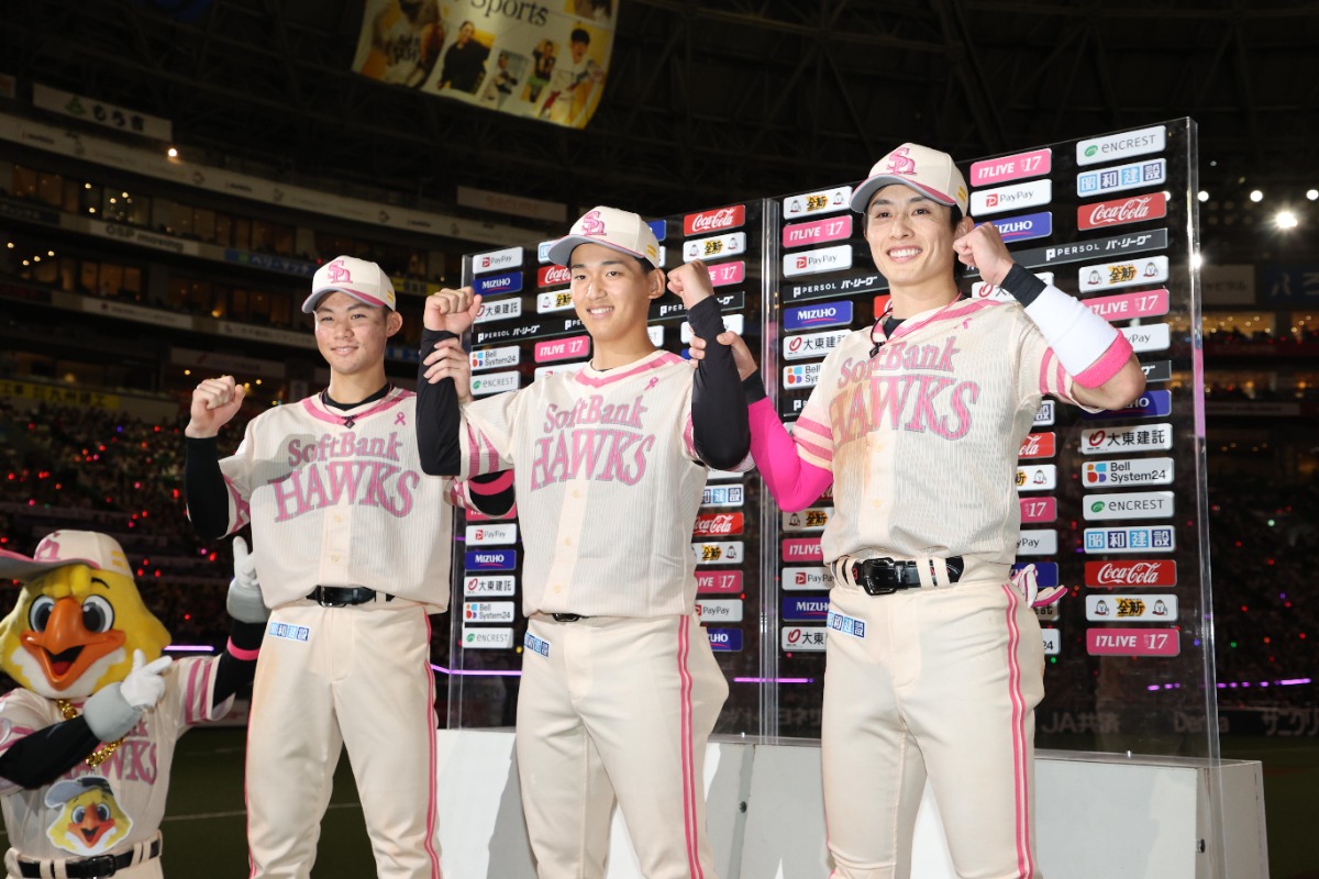 5月10日、お立ち台に立った（左から）庄子雄大、前田悠伍、周東佑京【写真：栗木一考】