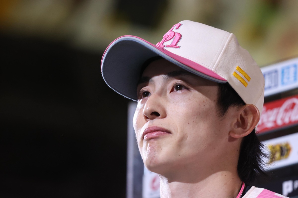 ヒーローインタビューの周東佑京【写真：栗木一考】