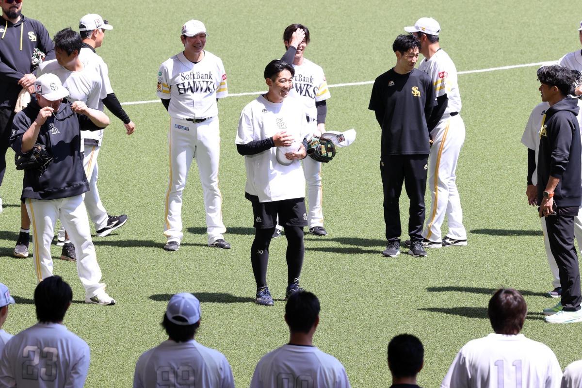 合流初日、チームメートにあいさつする山本祐大（中央）【写真：栗木一考】