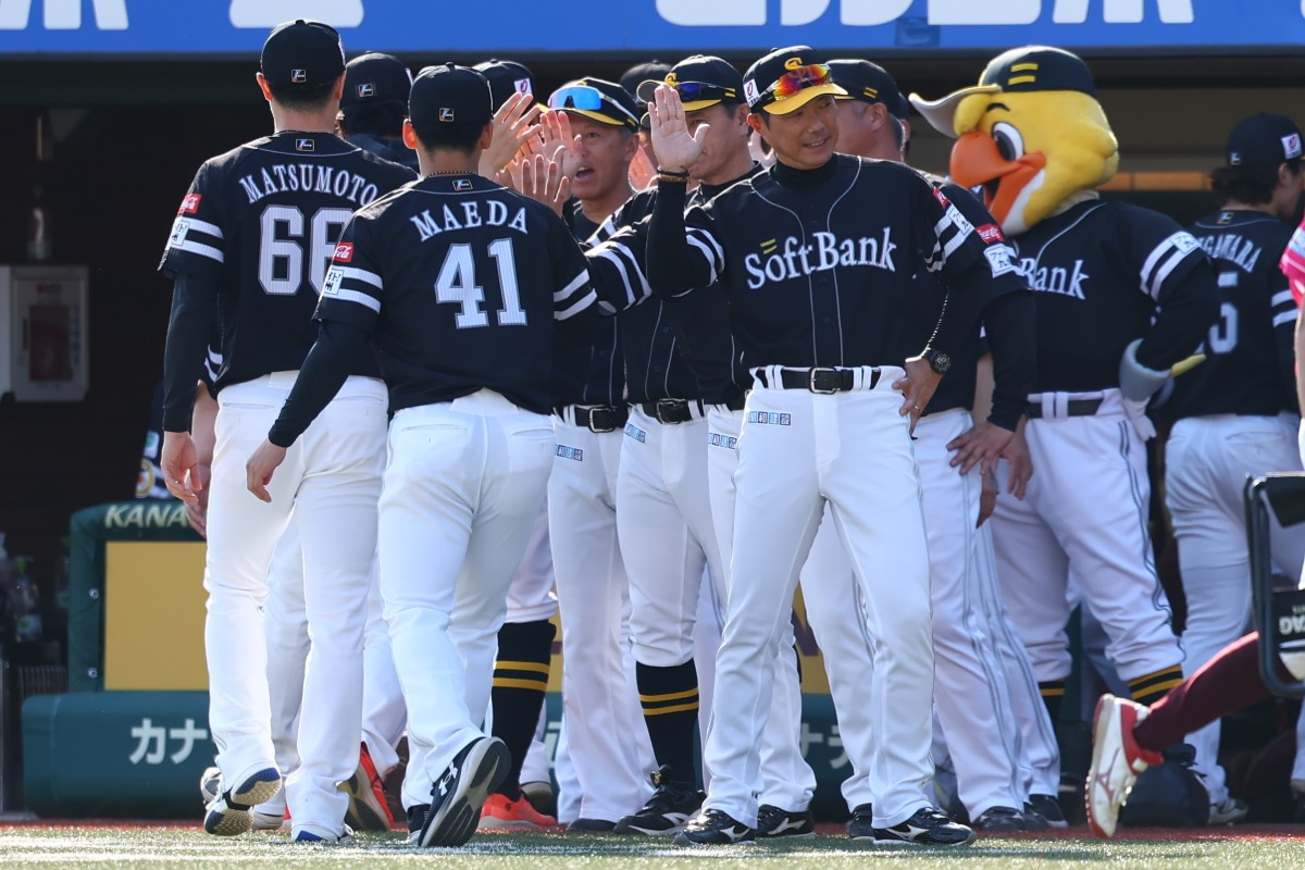 楽天戦で勝利し、笑顔でナインを迎える小久保裕紀監督【写真：加治屋友輝】