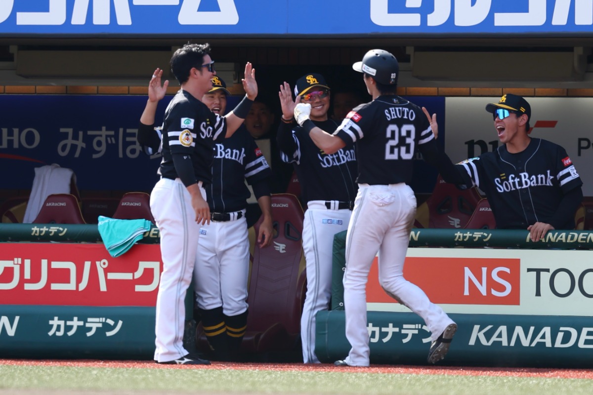 ベンチでハイタッチをする周東佑京【写真：加治屋友輝】