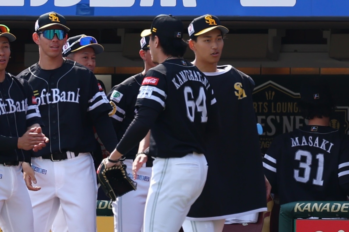 ハイタッチする前田悠伍と上茶谷大河【写真：加治屋友輝】