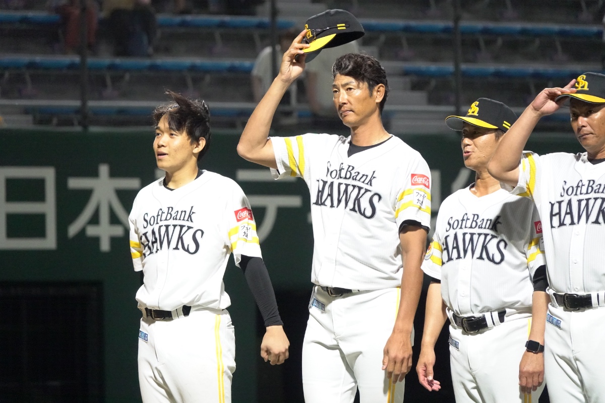 試合後に整列しスタンドに挨拶する北斗（左）と斉藤和巳2軍監督（中央）【写真：竹村岳】