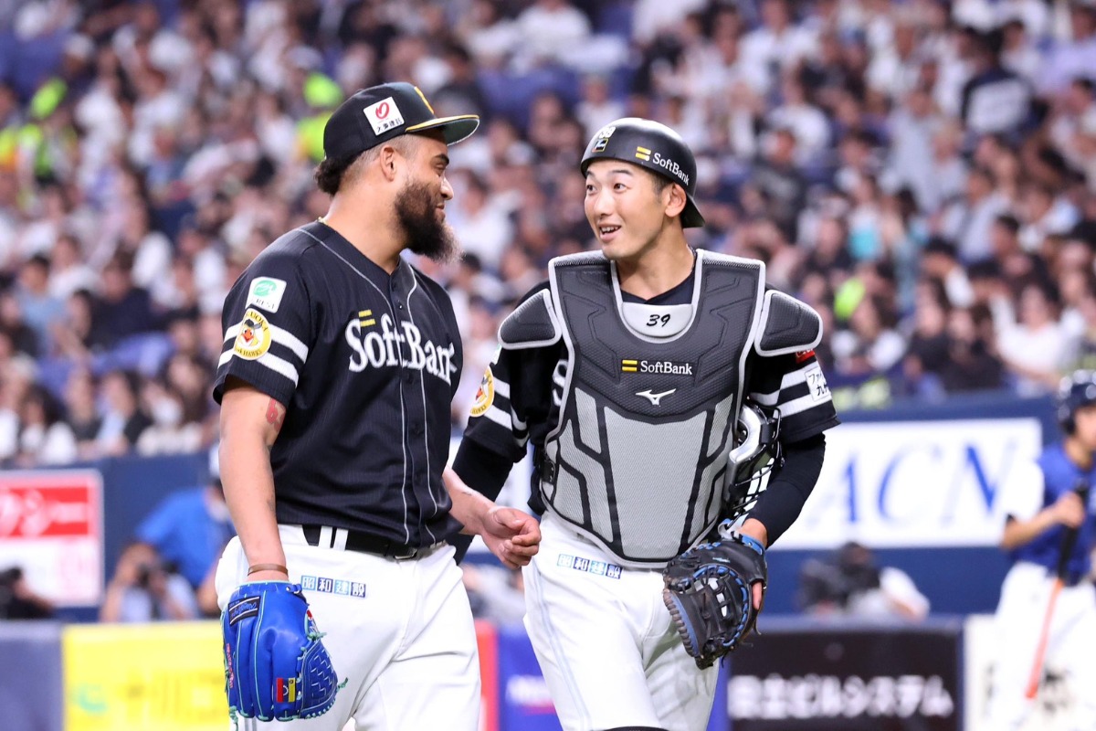 ダーウィンゾン・ヘルナンデスに声をかける山本祐大【写真：栗木一考】