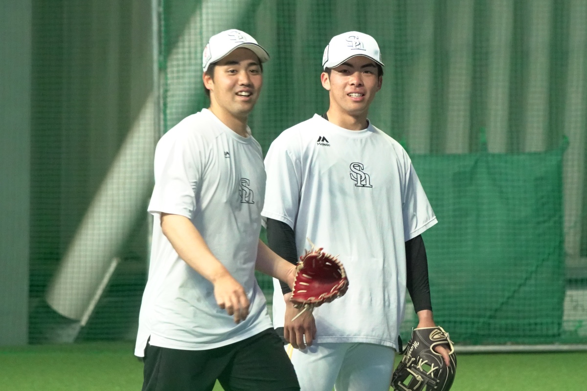 村上泰斗（右）と津嘉山憲志郎【写真：竹村岳】