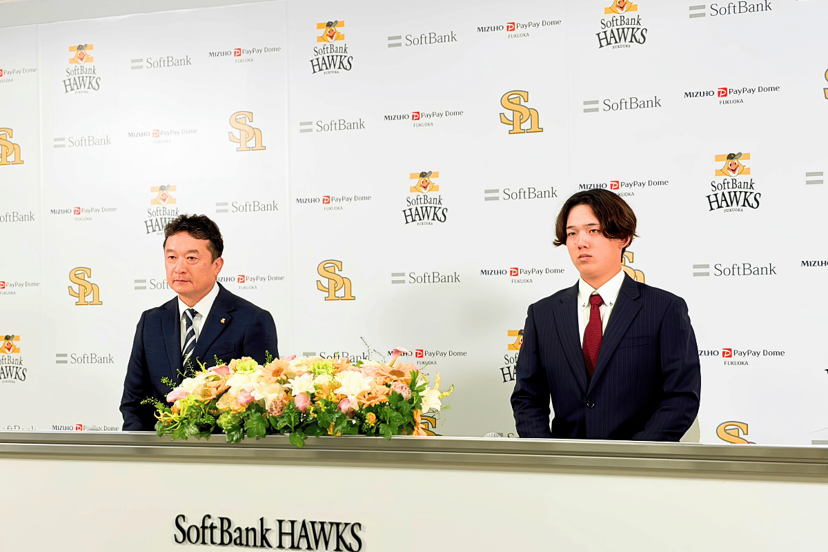 入団会見に臨む小林樹斗（右）と三笠杉彦GM【写真：飯田航平】