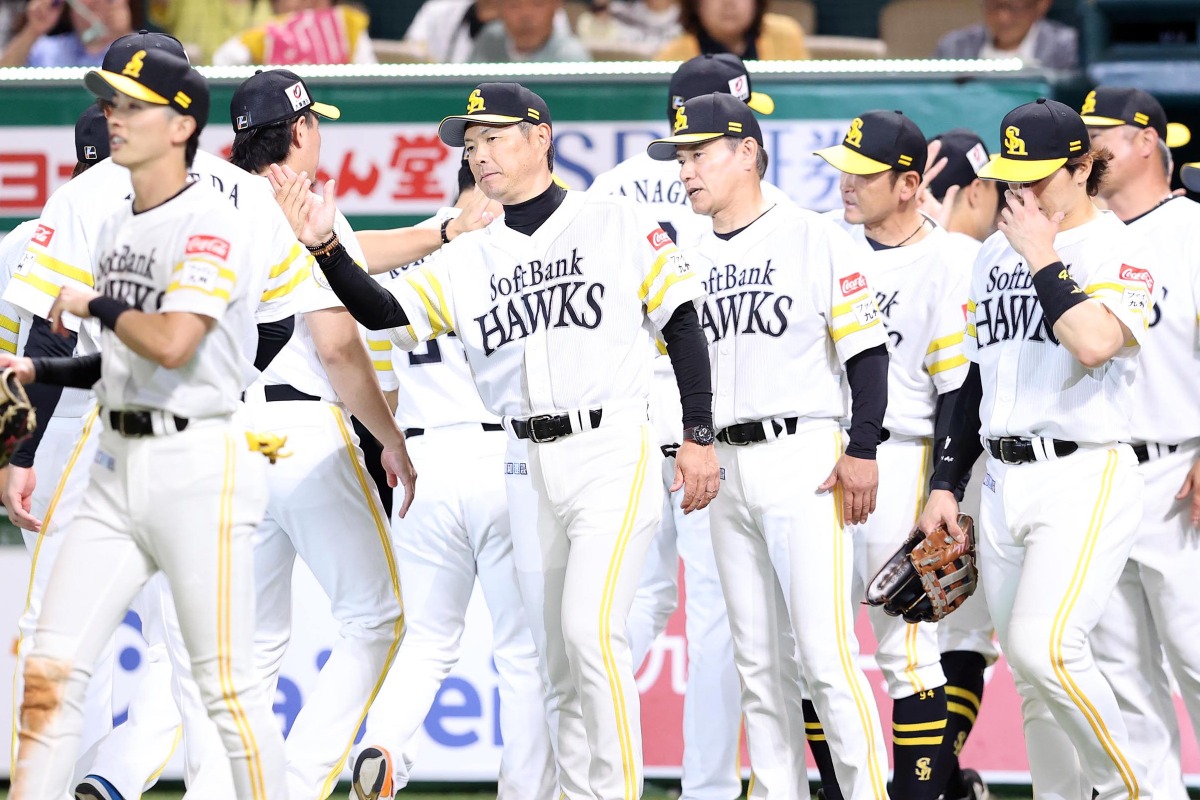 勝利のハイタッチを交わす小久保裕紀監督【写真：栗木一考】
