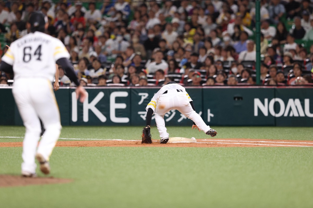 清宮が放った強烈な打球を止める正木智也【写真：栗木一考」
