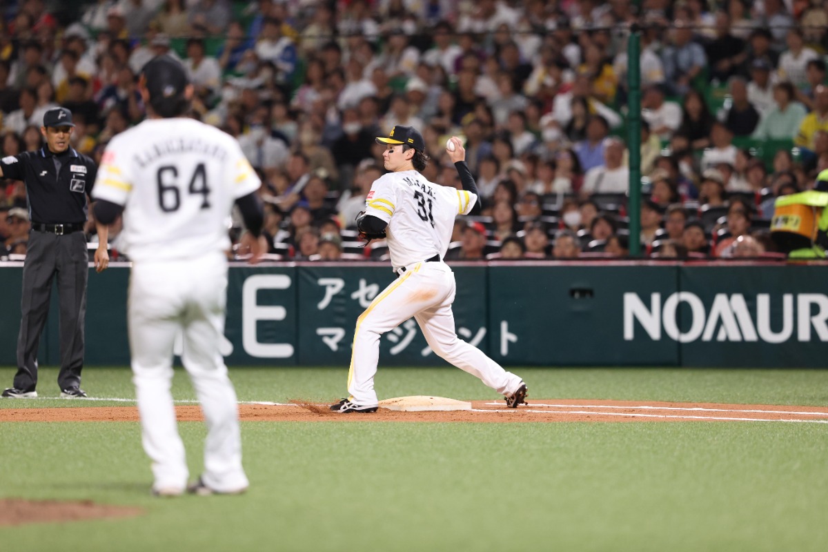 日本ハム戦で併殺を完成させた正木智也【写真：栗木一考】