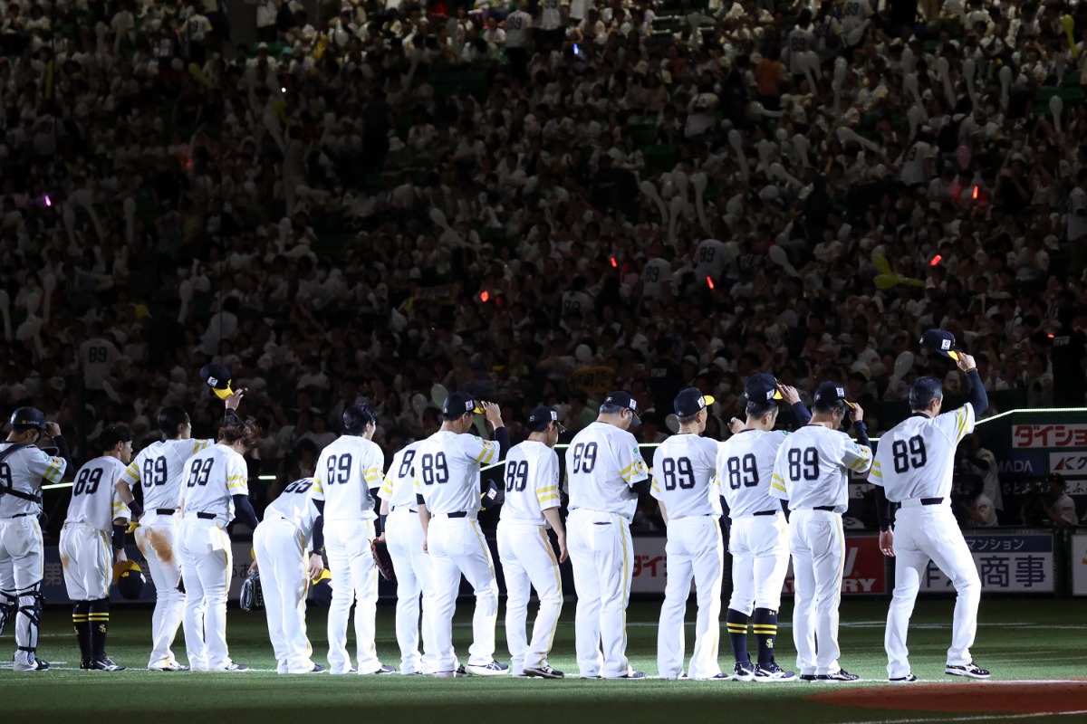 試合後、スタンドに挨拶するホークスナインら【写真：栗木一考】