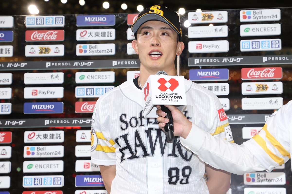 背番号89の入ったユニホームでお立ち台に上がる周東佑京【写真:栗木一考】