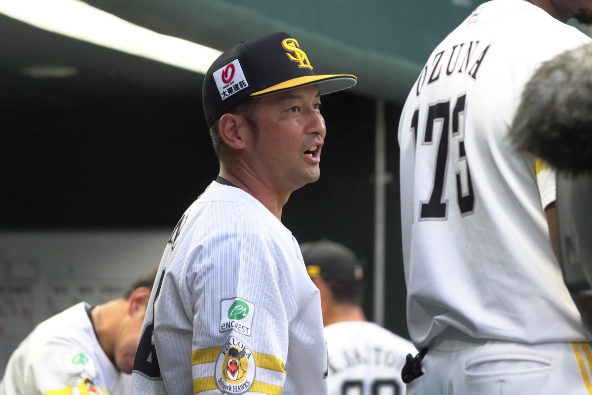 ベンチで出番を待つ嶺井博希【写真：竹村岳】
