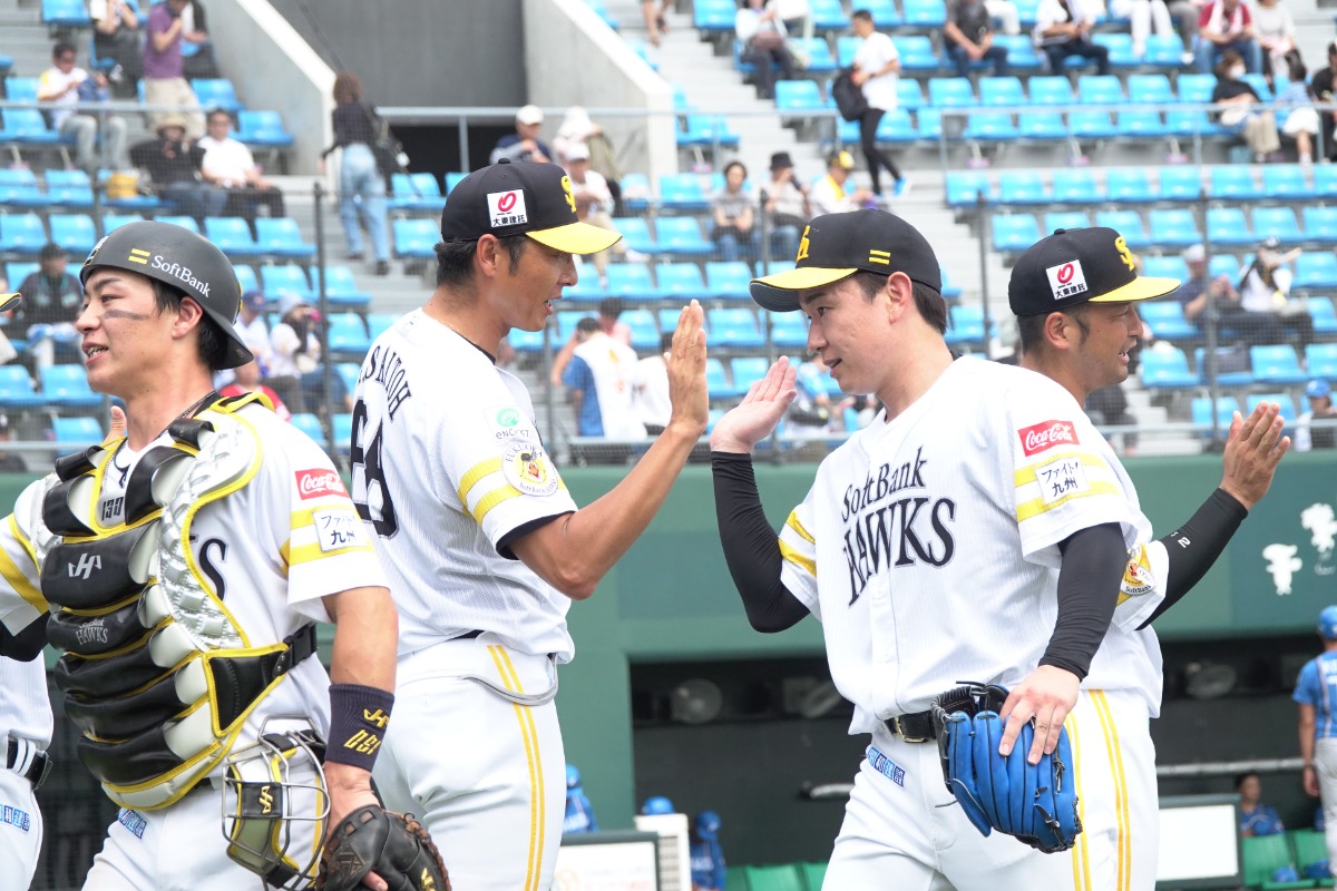 中村稔弥とハイタッチを交わす斉藤和巳2軍監督【写真：竹村岳】