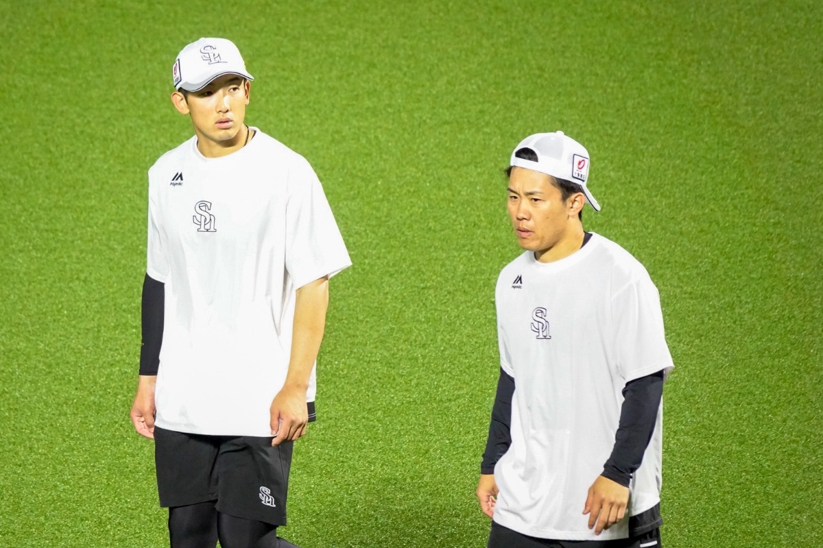 アップ時に会話する海野隆司（右）と山本祐大【写真：竹村岳】