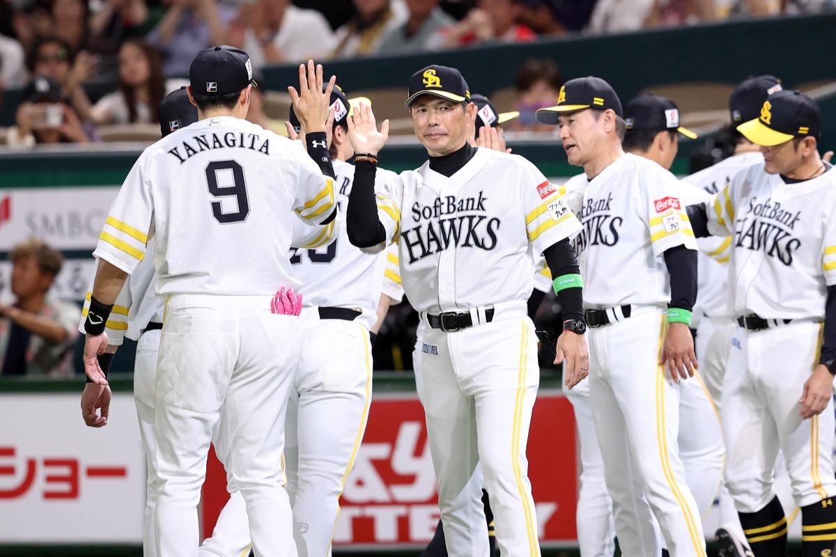 ナインとハイタッチする小久保裕紀監督【写真：栗木一考】