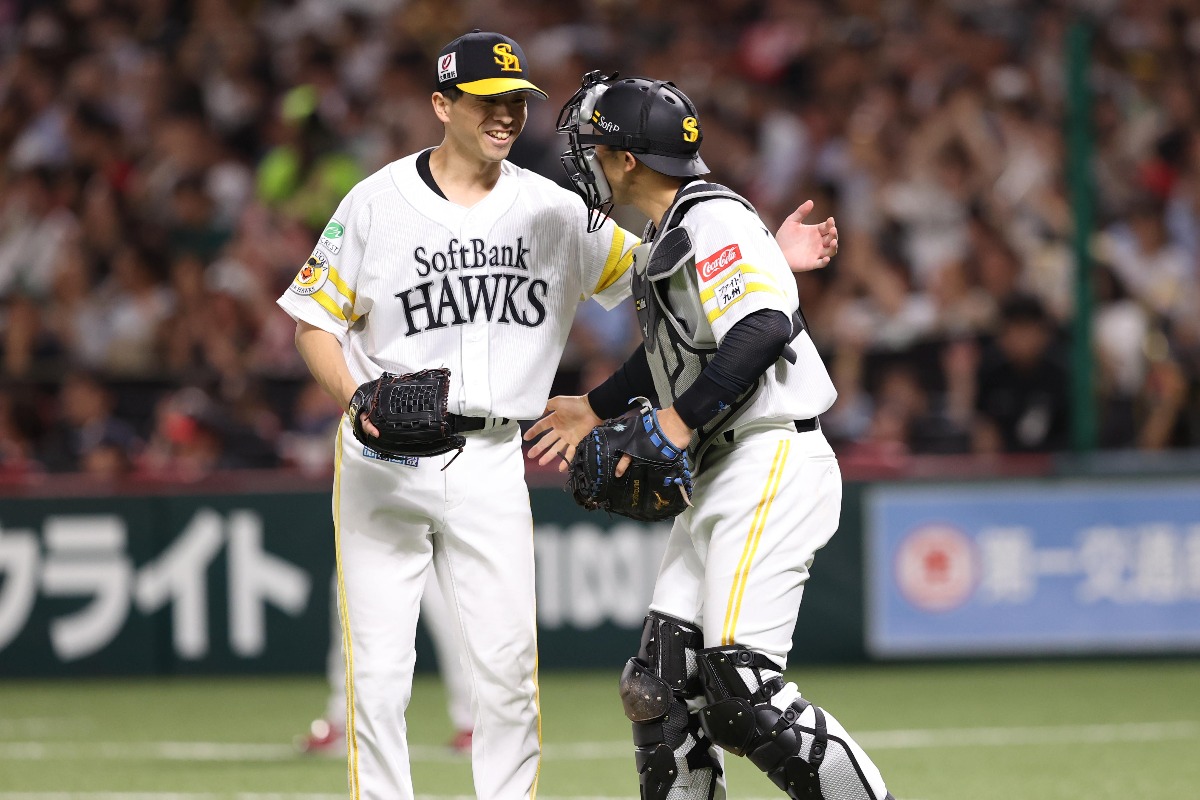 完封勝利を挙げ山本祐大と喜ぶ大関友久【写真：栗木一考】