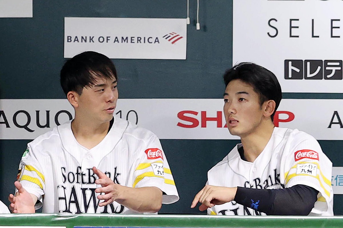 試合中にベンチで意見を交換する山本祐大と大関友久【写真：栗木一考】