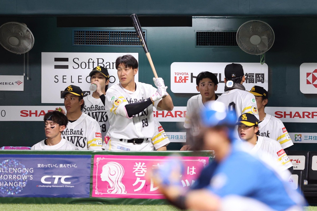 ベンチの野村勇（左）と、裏に消えていく前田悠伍（左）【写真：栗木一考】