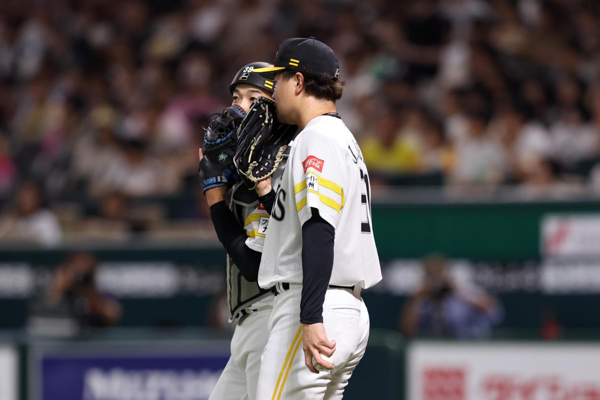 先制を許した直後に言葉を交わす前田純（手前）と山本祐大【写真：栗木一考】