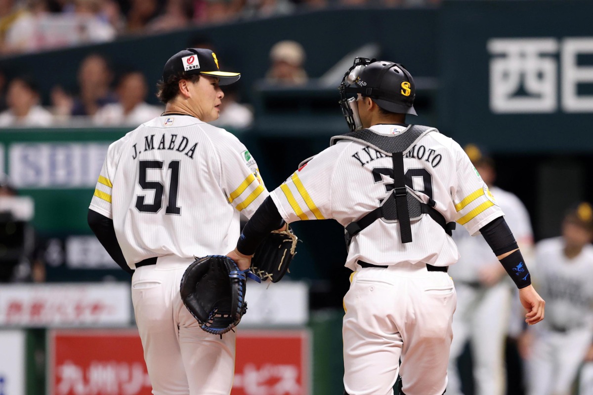 初回を1失点で切り抜けベンチに戻る前田純と山本祐大【写真：栗木一考】