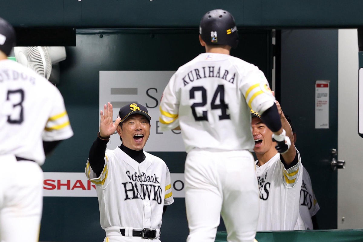本塁打を放った栗原陵矢を出迎える小久保裕紀監督