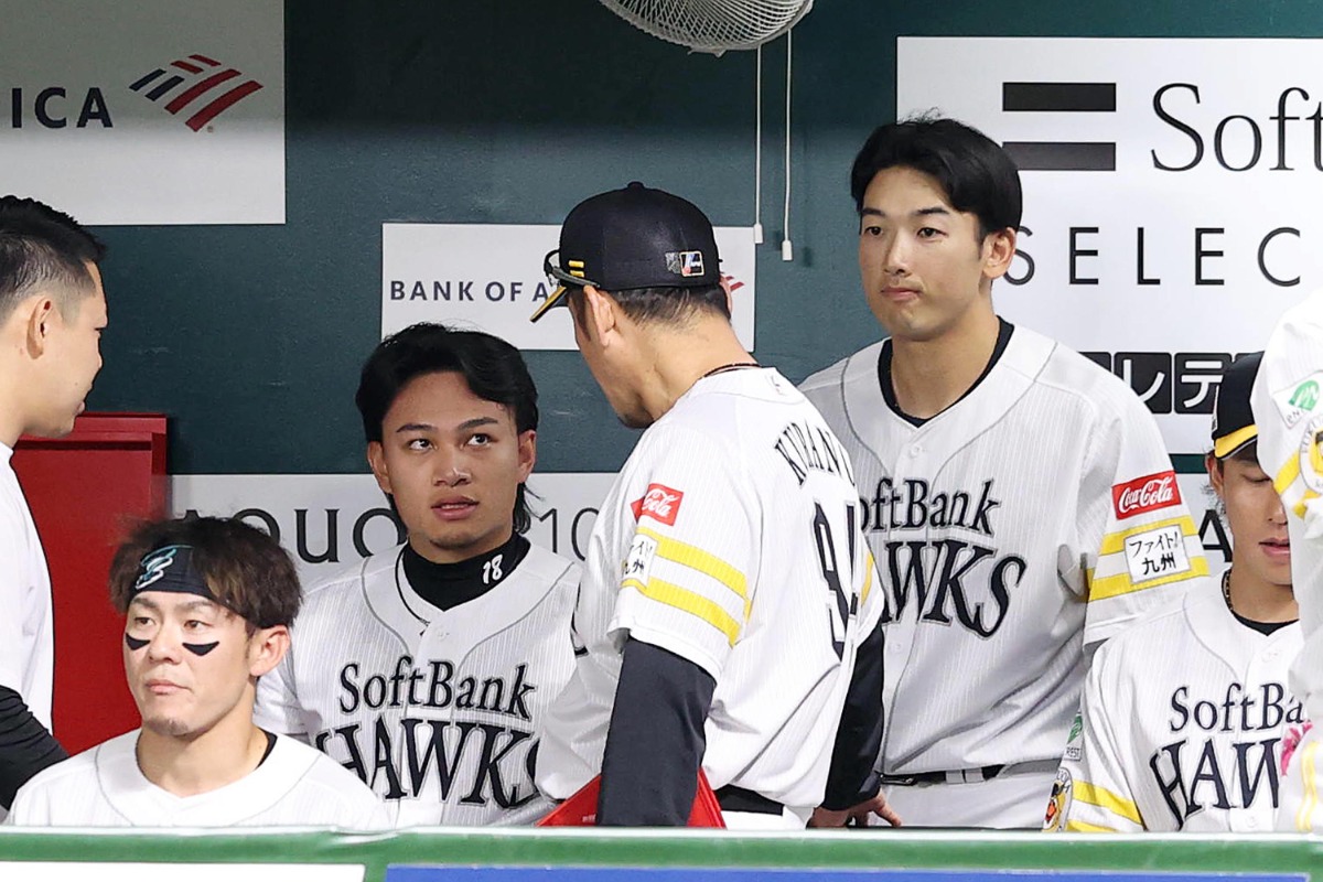 ベンチで倉野信次投手コーチに声を掛けられる徐若熙【写真：栗木一考】