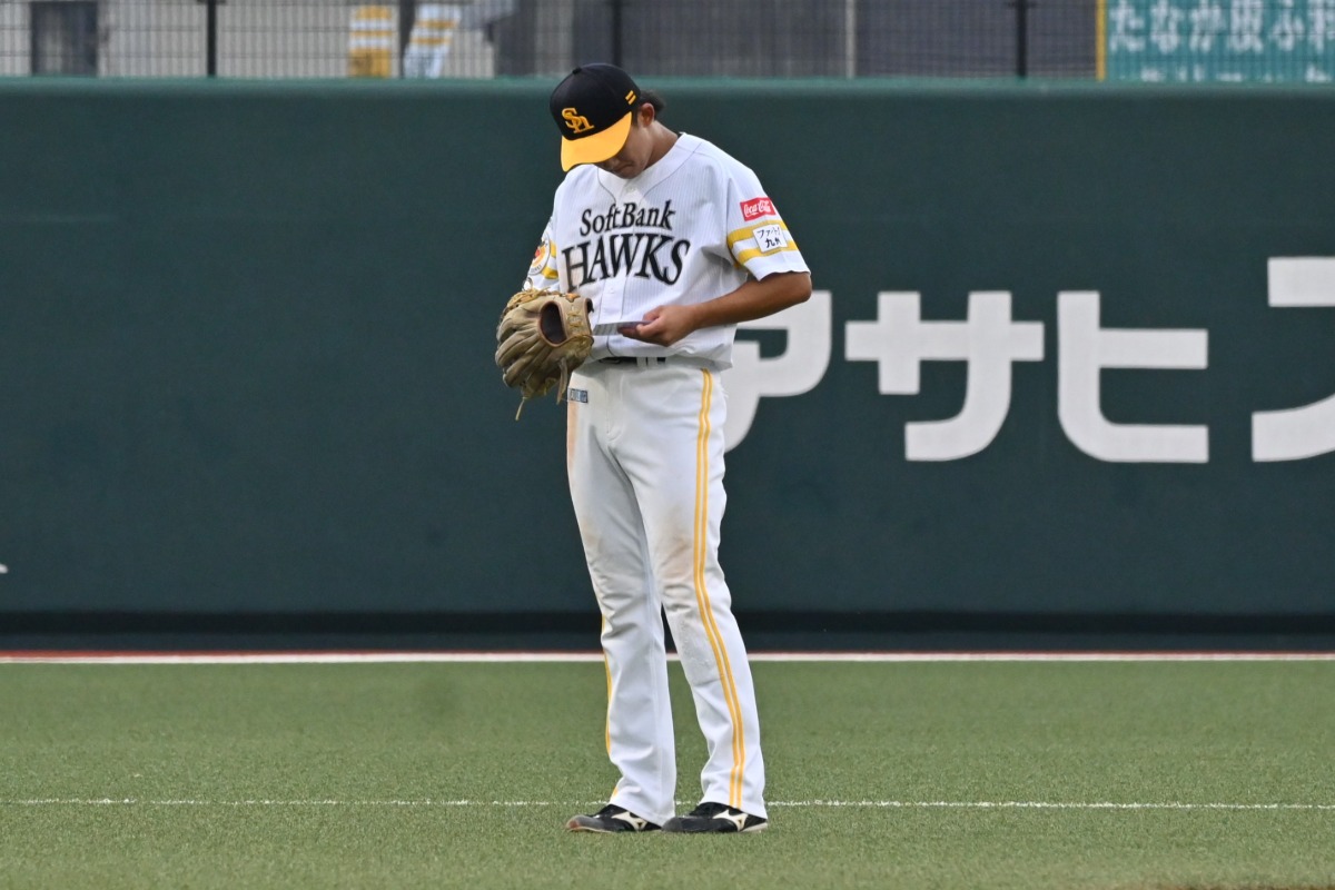 守備中にメモを見る石見颯真【写真：長濱幸治】