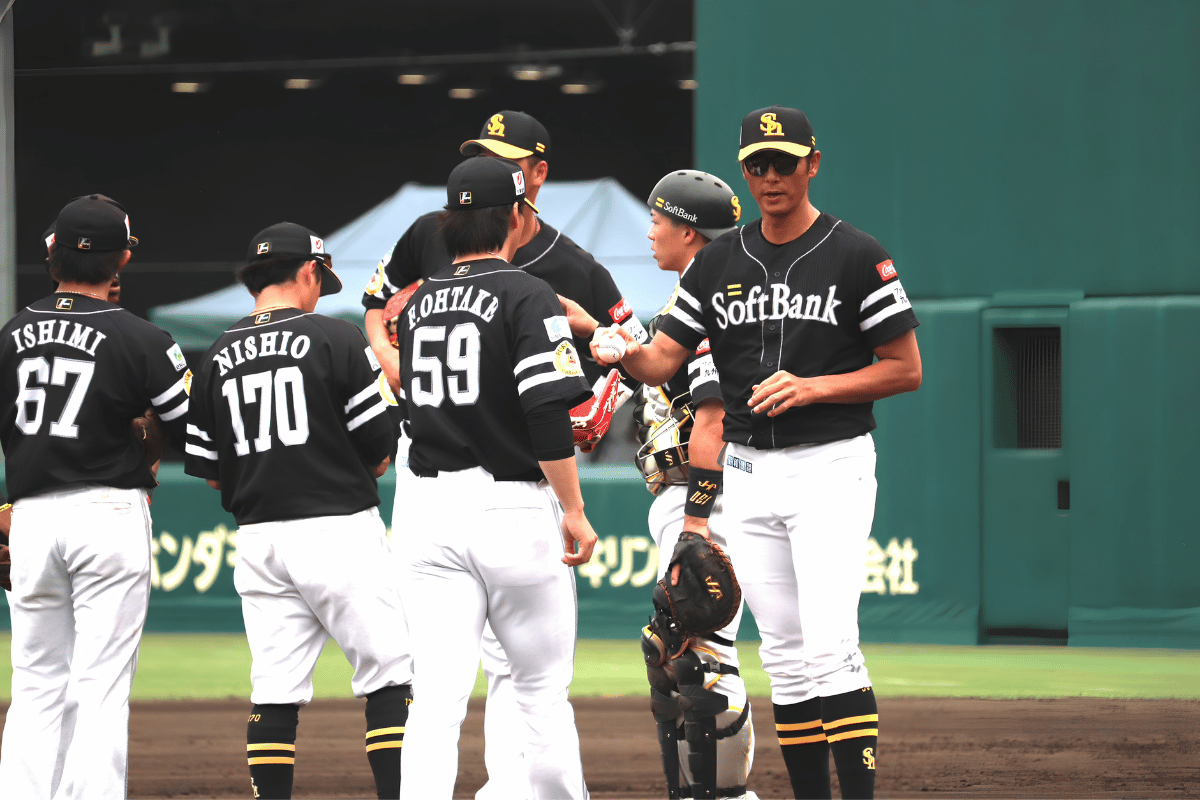 マウンドでボールを渡す斉藤和巳2軍監督【写真：飯田航平】