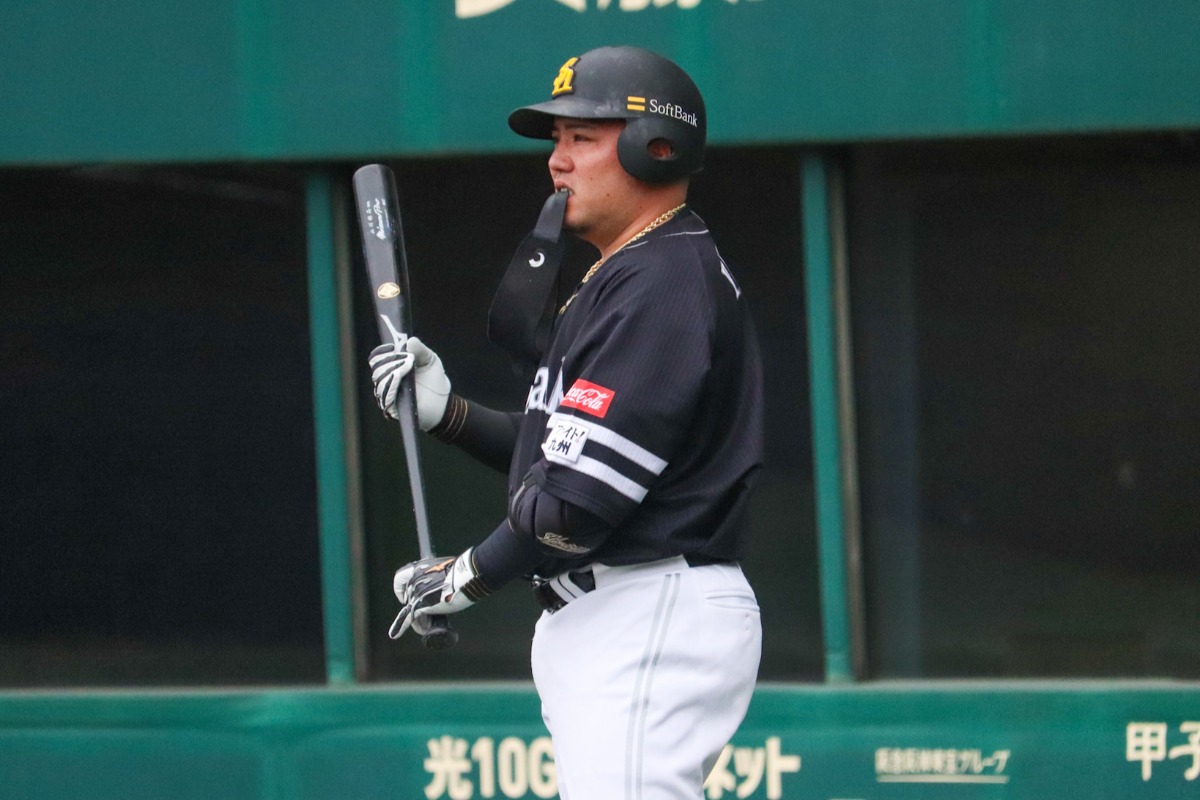 ネクストバッターサークルで投手を見つめる山川【写真：飯田航平】