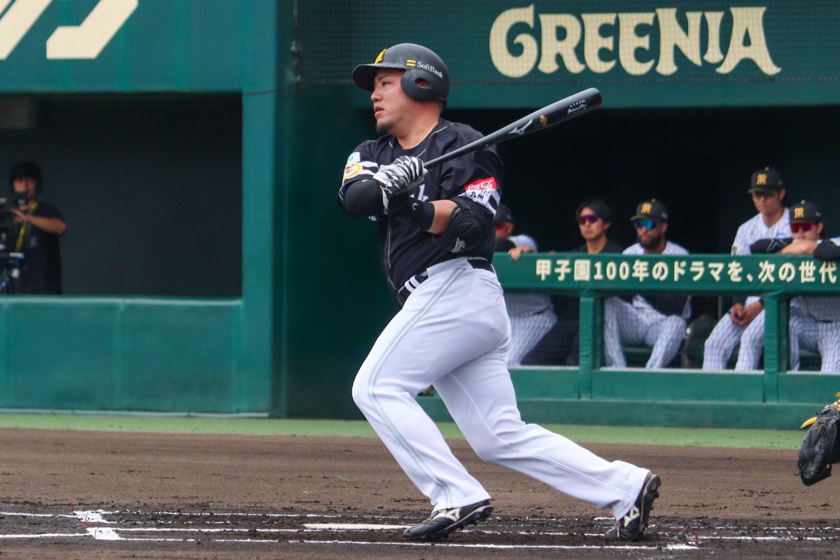 本塁打を放つ山川穂高【写真：飯田航平】