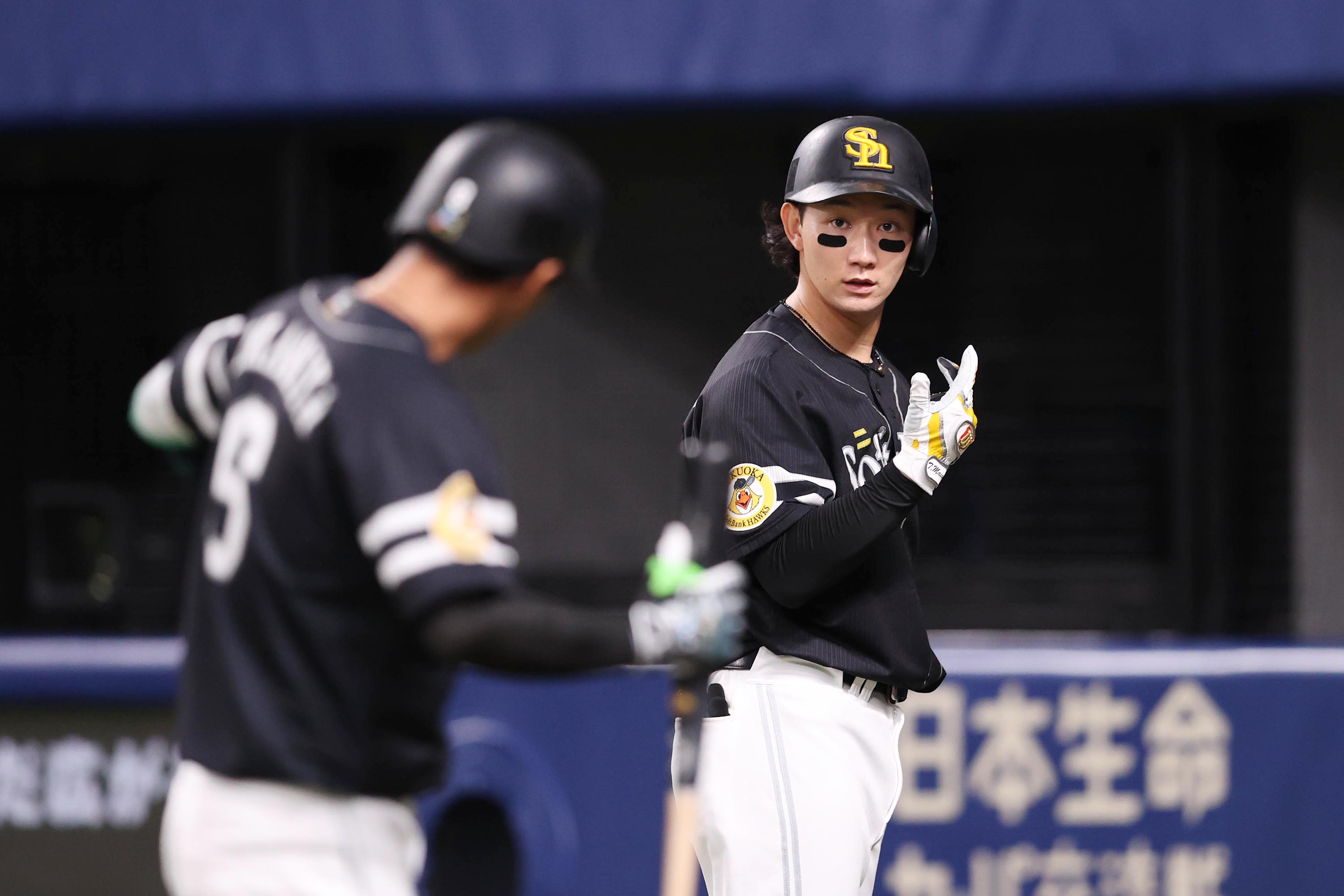 今宮健太から投手の特徴を聞く正木智也【写真：栗木一考】