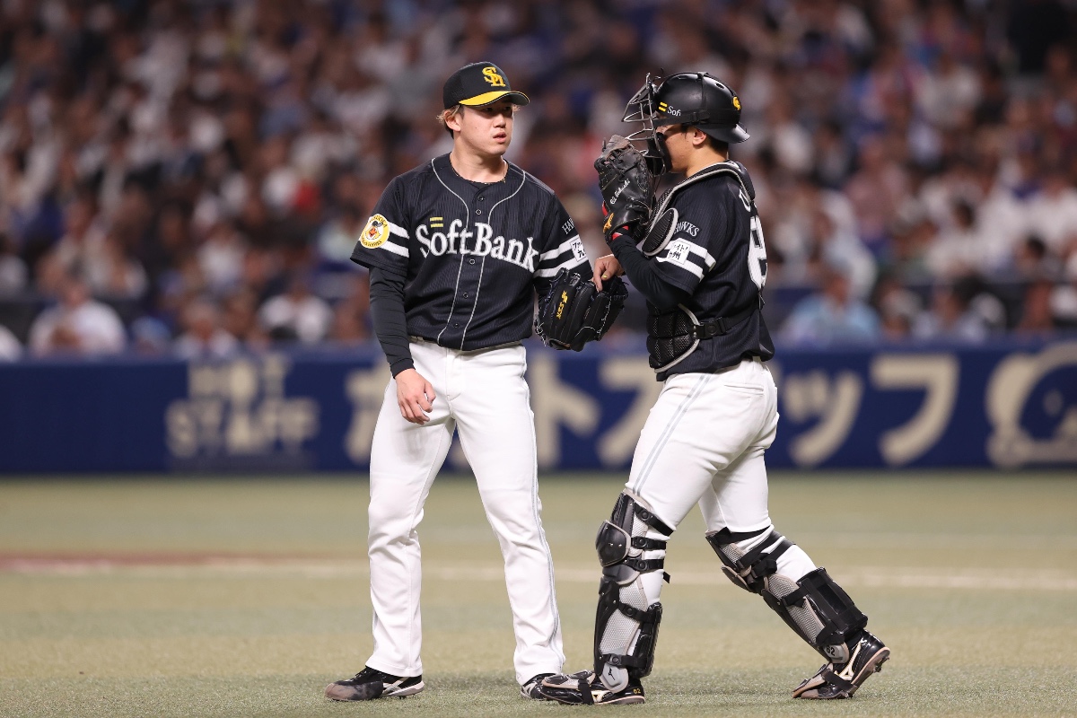 マウンドで言葉を交わす木村光（左）と海野隆司【写真：栗木一考】