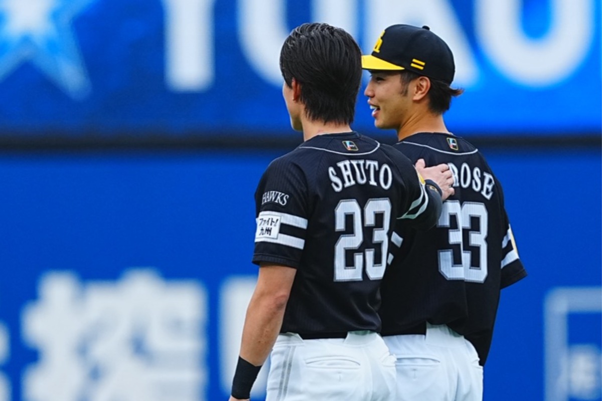 廣瀬隆太(右)の肩に手をやる周東佑京【写真:荒川祐史】