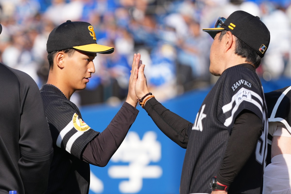 小久保裕紀監督（右）とハイタッチを交わす前田悠伍【写真：井上学】