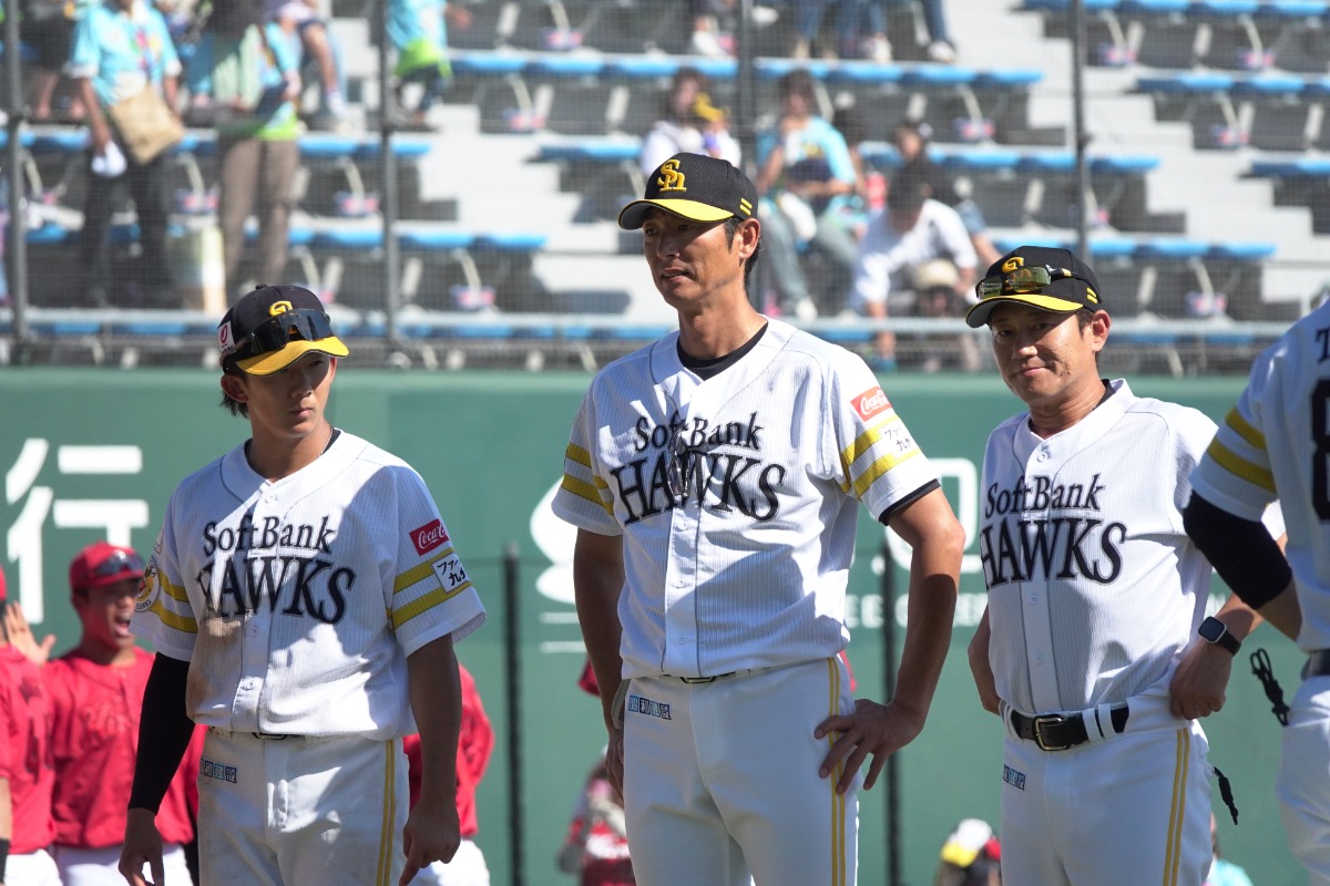 斉藤和巳2軍監督（中央）【写真：竹村岳】