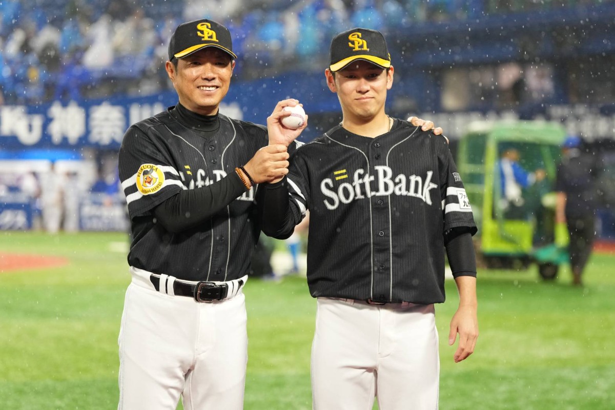 プロ初勝利を挙げ記念撮影する小久保裕紀監督と伊藤優輔【写真：井上学】