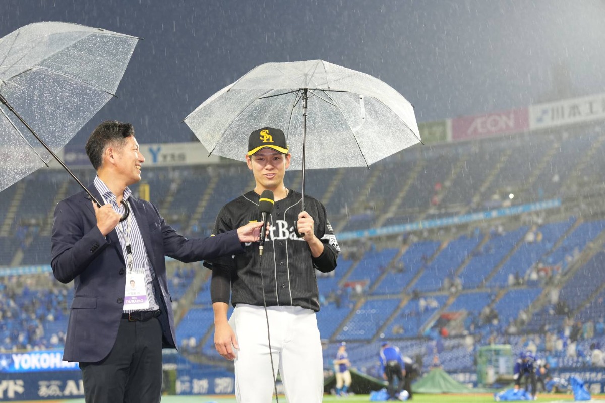 傘をさしながらヒーローインタビューを受ける伊藤優輔【写真：井上学】